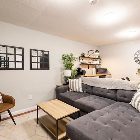 Adorable 2-Bedroom Modern Basement دنفر المظهر الخارجي الصورة