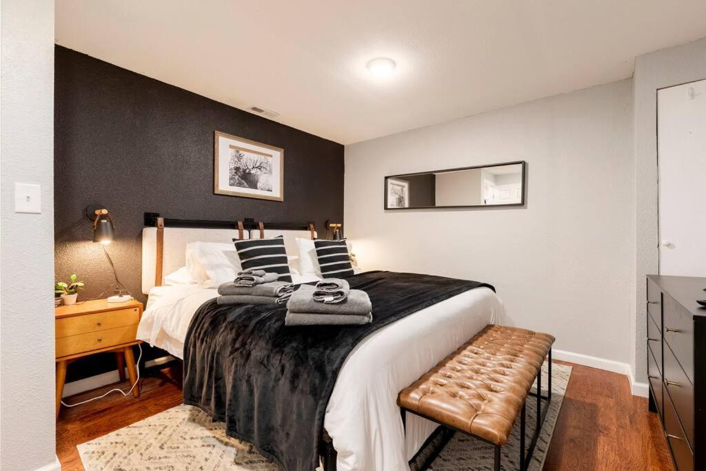 Adorable 2-Bedroom Modern Basement دنفر المظهر الخارجي الصورة