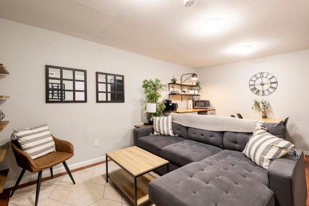 Adorable 2-Bedroom Modern Basement دنفر المظهر الخارجي الصورة