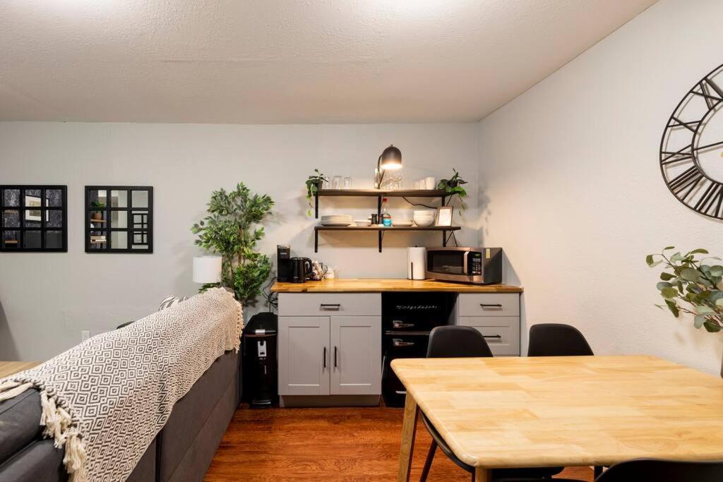 Adorable 2-Bedroom Modern Basement دنفر المظهر الخارجي الصورة