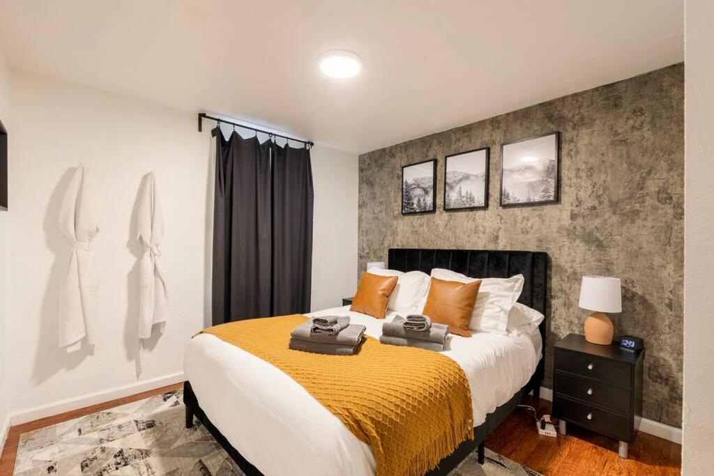 Adorable 2-Bedroom Modern Basement دنفر المظهر الخارجي الصورة