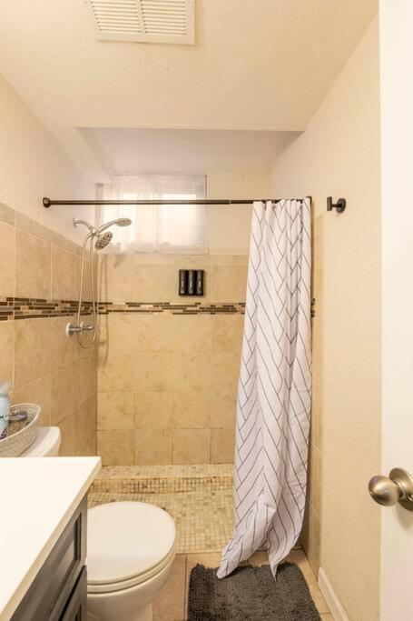 Adorable 2-Bedroom Modern Basement دنفر المظهر الخارجي الصورة