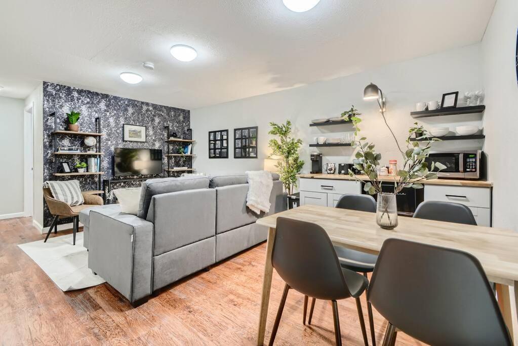 Adorable 2-Bedroom Modern Basement دنفر المظهر الخارجي الصورة