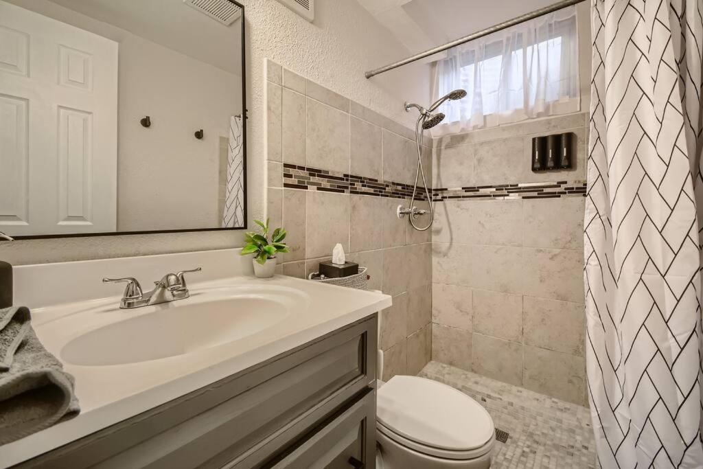 Adorable 2-Bedroom Modern Basement دنفر المظهر الخارجي الصورة