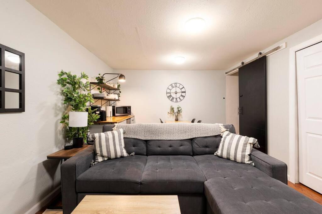 Adorable 2-Bedroom Modern Basement دنفر المظهر الخارجي الصورة