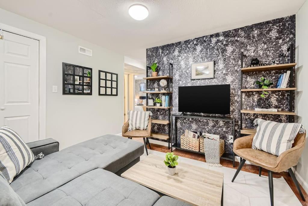 Adorable 2-Bedroom Modern Basement دنفر المظهر الخارجي الصورة