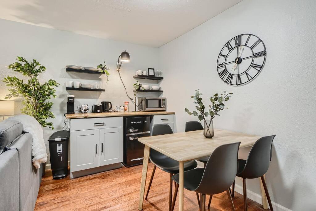 Adorable 2-Bedroom Modern Basement دنفر المظهر الخارجي الصورة