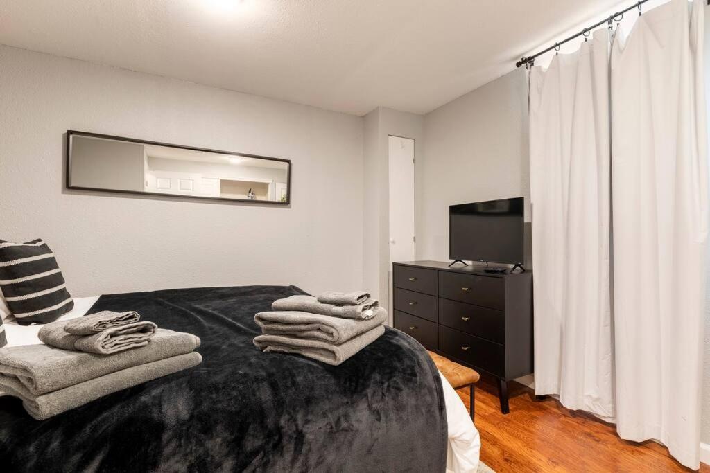 Adorable 2-Bedroom Modern Basement دنفر المظهر الخارجي الصورة