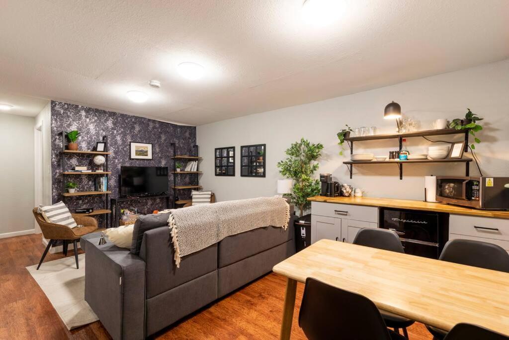 Adorable 2-Bedroom Modern Basement دنفر المظهر الخارجي الصورة